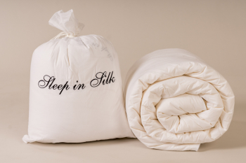 Silkestäcke 150x210 cm 0,9 kg silkevaddfyllning - Medium i gruppen Till Sängen / Silkestäcken och kuddar hos Sleep in Silk (12909)
